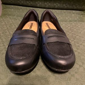 Clarks Shoes 9.5 - soft cushion